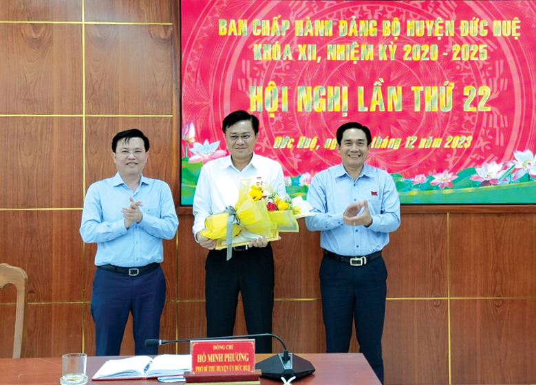Đồng chí Nguyễn Thanh Hải – Phó Bí thư Thường trực Tỉnh ủy, Trưởng đoàn Đại biểu Quốc hội tỉnh Long An trao kỷ niệm chương vì sự nghiệp công tác xây dựng Đảng tại Huyện ủy Đức Huệ (Long An), ngày 6 tháng 12 năm 2023.